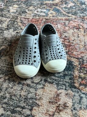 Native Kids Slip-On Water Shoes in Gray and White